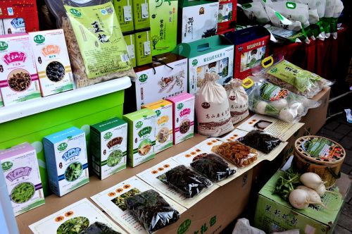 首屆江西鄱陽(yáng)湖綠色農(nóng)產(chǎn)品展銷會(huì)開幕 南昌瓦罐湯亮相引圍觀.