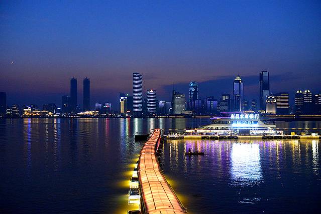 流光溢彩映英雄城 南昌燈光秀，一場現代與歷史的視覺交響